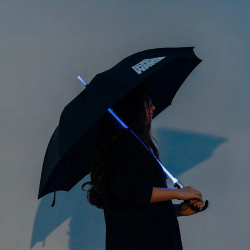 Baldacchino nero dell'ombrello con impugnatura a forma di spada laser blu luminosa