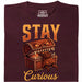 Stay Curious - Vista frontale Maglietta Rosso Scuro